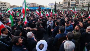 Vrasja e dy zyrtarëve të lartë iranianë/ Teherani “pushtohet”, qytetarët nderojnë liderët e rënë