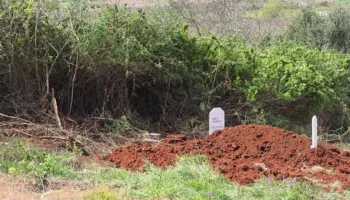 Vrau bashkëshorten dhe më pas veten, varroset në heshtje 80-vjeçari/ Askush nga 9 fëmijët nuk pranoi as të tërheqë trupin nga morgu