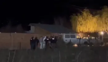 Vrau një burrë, nusen e xhaxhait dhe më pas qëlloi veten me armë, policia zbardh ngjarjen