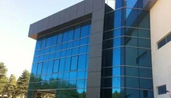 Vrau pas një konflikti bashkëmoshatarin, Prokuroria e Korçë dërgon në gjyq të miturin, babain dhe xhaxhain e tij