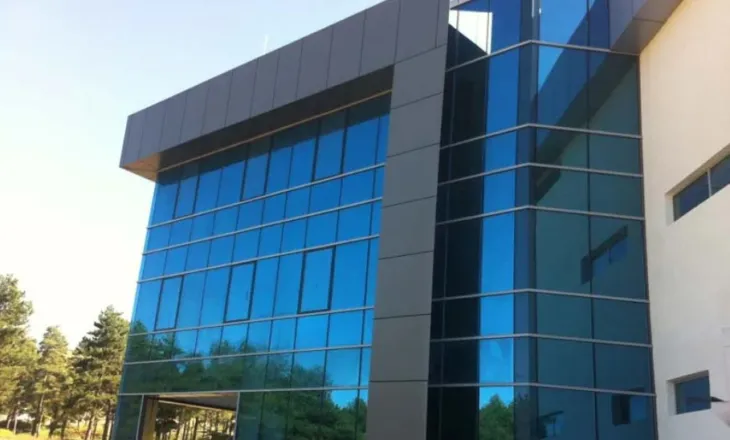 Vrau pas një konflikti bashkëmoshatarin, Prokuroria e Korçë dërgon në gjyq të miturin, babain dhe xhaxhain e tij