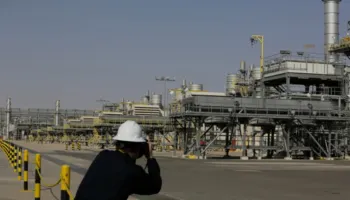 WSJ: Arabia Saudite parashikon që çmimi i naftës mund të arrijë 180 dollarë nëse ndërprerjet e furnizimit me energji vazhdojnë