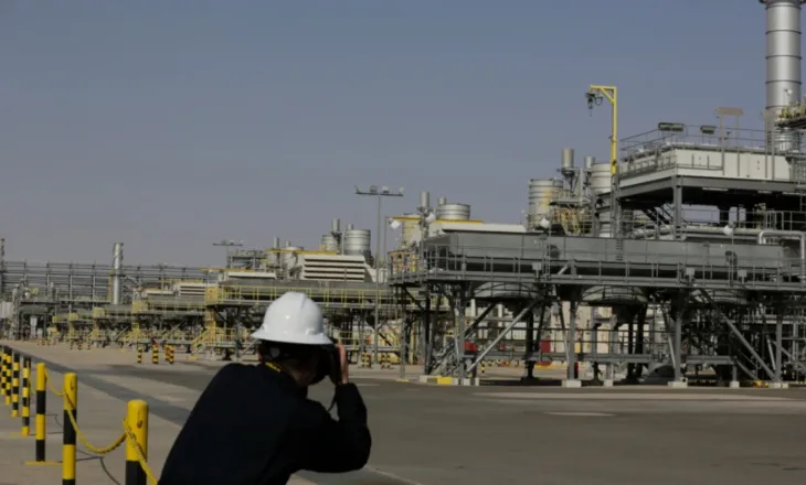 WSJ: Arabia Saudite parashikon që çmimi i naftës mund të arrijë 180 dollarë nëse ndërprerjet e furnizimit me energji vazhdojnë