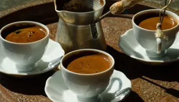 Zakoni shqiptar i tri kafeve/ Nëse ta servojnë kafenë e tretë, atëherë…