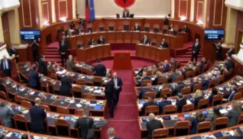 Zbardhet rendi i ditës i seancës plenare së të enjtes në parlament, opozita protestë jashtë Kuvendit