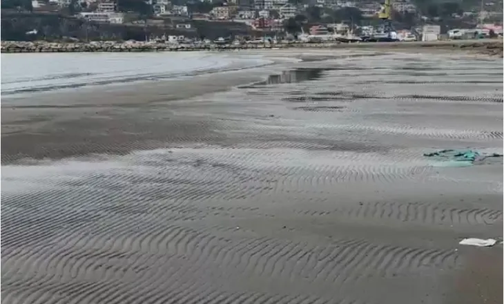 Zbaticë edhe në brigjet e Shëngjinit, deti tërhiqet rreth 20 metra në zonën qendrore të plazhit