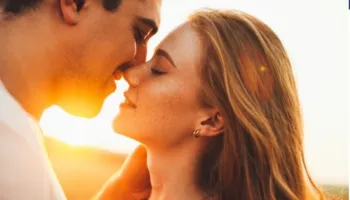 Zbulohet psikologjia e fshehur pas një puthjeje të mirë
