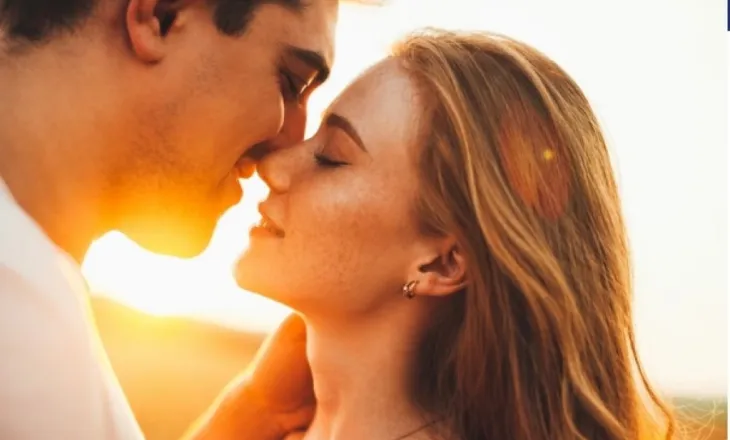 Zbulohet psikologjia e fshehur pas një puthjeje të mirë