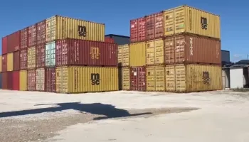 Zhvendosen kontenierët me mbetje, policia i dërgon në një zonë të fshatit Vrinë të Durrësit