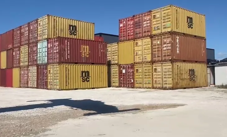 Zhvendosen kontenierët me mbetje, policia i dërgon në një zonë të fshatit Vrinë të Durrësit