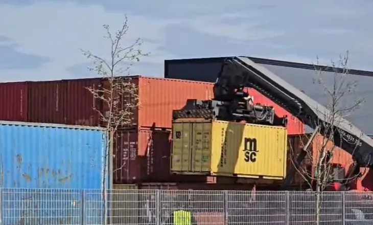 Zhvendosen nga Porto Romano në fshatin Vrinë, 102 kontejnerët me mbetjet toksike