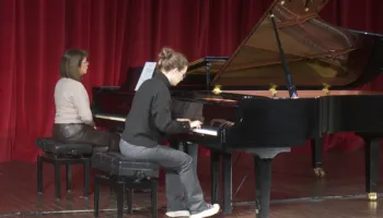 Zhvillohet konkursi “Ymer Skënderi”, dhjetëra të rinj nga vendi e bota bëhen pjesë e garës së interpretuesve