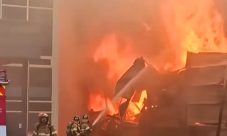 Zjarr masiv në fabrikën e makinave në Korenë e Jugut, 53 të plagosur, 14 të zhdukur (VIDEO)