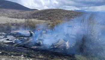 Zjarr në Kolonja/ Shkrumbohet stalla me ushqim për bagëtitë, dyshohet se…