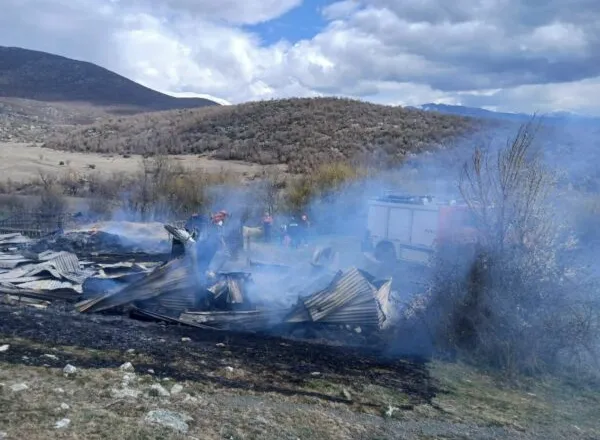 Zjarr në Kolonja/ Shkrumbohet stalla me ushqim për bagëtitë, dyshohet se…