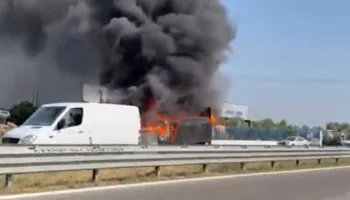 Zja’rr pranë autostradës Lushnje-Fier, fl’akët u afrohen bizneseve në zonë