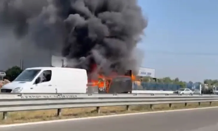 Zja’rr pranë autostradës Lushnje-Fier, fl’akët u afrohen bizneseve në zonë