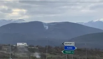 Zjarri përfshin masivin pyjor në Kukës/ Flakët përfshijnë sipërfaqe të konsiderueshme