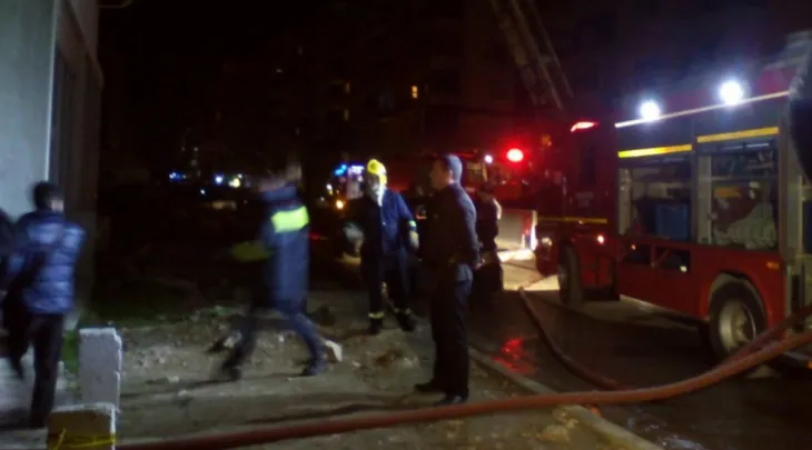 Zjarri përfshiu katin e parë të banesës, ndërron jetë i moshuari në Tiranë