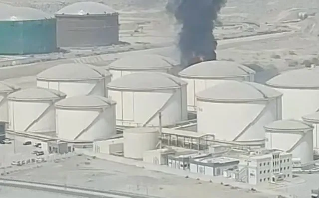 Zona e naftës në Emiratet e Bashkuara Arabe përfshihet nga zjarri