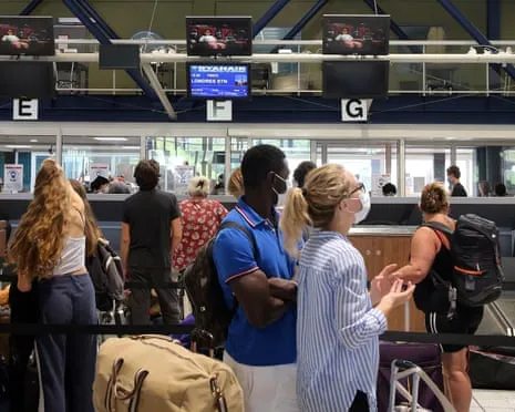 Zyra e Brendshme ndryshon rregullat, lejon shtetasit e dyfishtë të BE-së të hyjnë në Britani me pasaportë evropiane