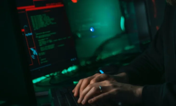 15-vjeçari hakeroi mbi 12 milionë të dhëna personale të francezëve, donte t’i shiste në tregun e zi dixhital