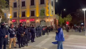 22 të shoqëruar, molotov, gaz lotsjellës e përplasje të forta fizike! Çfarë ndodhi në protestën e opozitës?