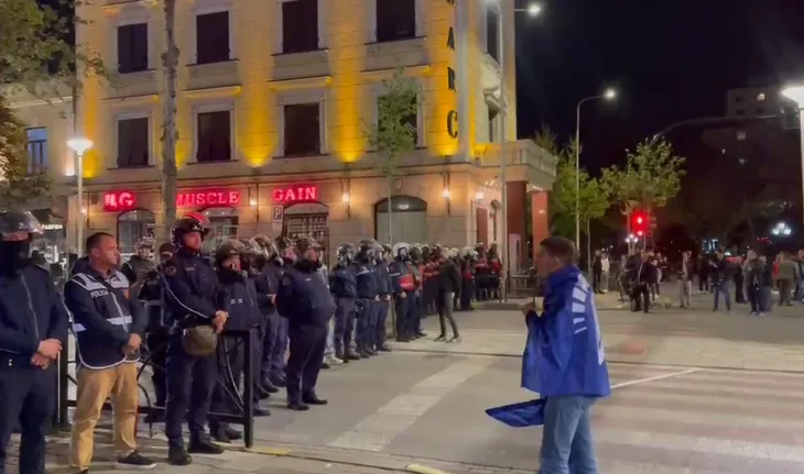 22 të shoqëruar, molotov, gaz lotsjellës e përplasje të forta fizike! Çfarë ndodhi në protestën e opozitës?