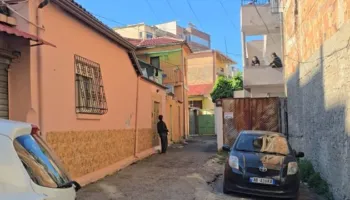 68-vjeçari i arrestuar për dhunë ndërroi jetë në spital, dikur tentoi të vetëdigjej, flasin fqinjët: Dhunonte motrat