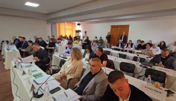 700 lekë për plazhet publike në Vlorë/ Vendimi miratohet nga këshilltarët e majtë bashkiakë, opozita del kundër
