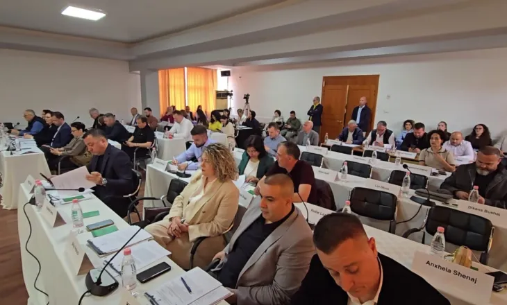 700 lekë për plazhet publike në Vlorë/ Vendimi miratohet nga këshilltarët e majtë bashkiakë, opozita del kundër