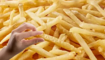 A jeni një ‘hajdut patatesh të skuqura’? Studimi zbulon se ato kanë vërtet shije më të mirë nga pjata e dikujt tjetër