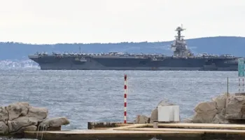 Aeroplanmbajtësja më e madhe amerikane po kthehet në shtëpi pas më shumë se 300 ditësh në det