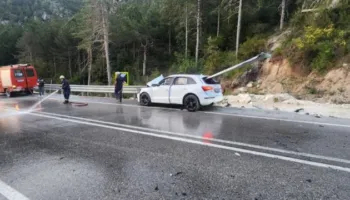 Aksident i frikshëm në Vlorë/ Barriera e rrugës ndan në dysh makinën, shpëton i riu