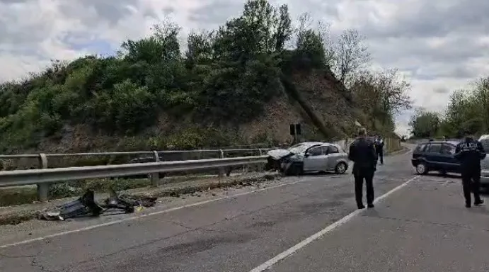 Aksident i rëndë në Dibër, dy makina përplasen “kokë më kokë”, 6 të plagosur