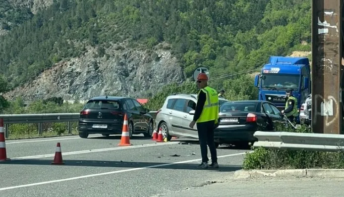 Aksident i rëndë te Rruga e Kombit, dy persona humbin jetën, pesë të tjerë plagosen dhe nisen me urgjencë drejt Traumës