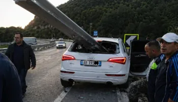 Aksident i rëndë te tuneli i Llogarasë, barriera metalike depërton tej për tej automjetin