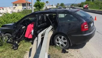 Aksident i trefishtë në Lushnje, shoferi nxirret nga makina me ndihmën e zjarrfikëses