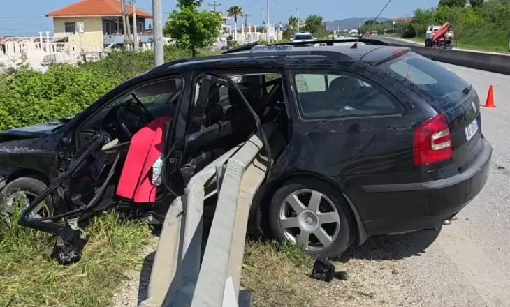 Aksident i trefishtë në Lushnje, shoferi nxirret nga makina me ndihmën e zjarrfikëses