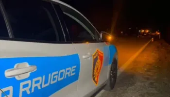 Aksident në Tragjas të Vlorës, automjeti përplaset me bagëtitë e imëta në rrugë! Plagoset çobani