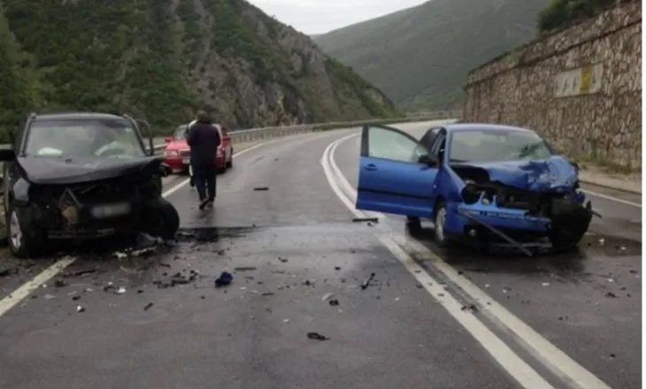 Aksident ‘zinxhir’ në Tepelenë në aksin rrugor Tepelenë–Krahës, 8 të plagosur dërgohen në spital