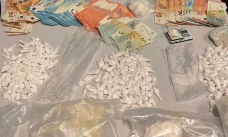 Akuzohen se shisnin kokainë, vihen në pranga tre persona, dy në kërkim