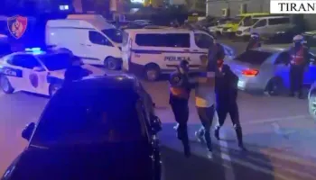 Arrestohet 25-vjeçari me kallashnikov në Tiranë, bashkëpunëtori shpallet në kërkim