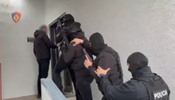 Arsenal armësh në një studio tatuazhesh në Durrës, arrestohet 44-vjeçari