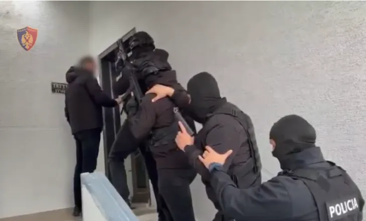 Arsenal armësh në një studio tatuazhesh në Durrës, arrestohet 44-vjeçari