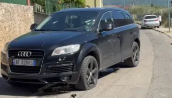 Atentati ku dyshohet se janë vrarë dy persona në Lezhë, makina e bërë “shoshë” nga plumbat