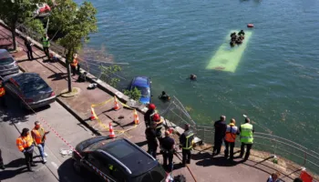 Autobusi bie në lumin Sena pas gabimit të shoferit praktikant, shpëtojnë të gjithë pasagjerët
