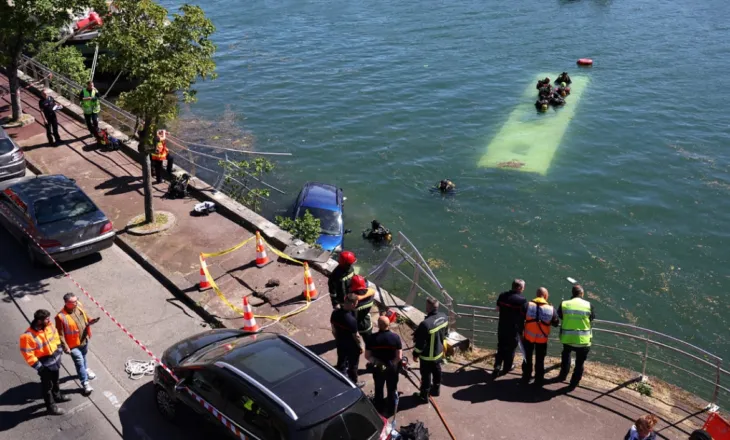 Autobusi bie në lumin Sena pas gabimit të shoferit praktikant, shpëtojnë të gjithë pasagjerët