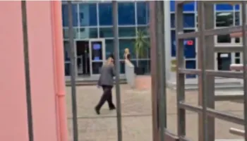 Balla bllokon rrugën me policë për tu paraqitur në SPAK si dëshmitar