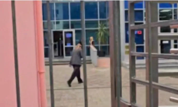 Balla bllokon rrugën me policë për tu paraqitur në SPAK si dëshmitar